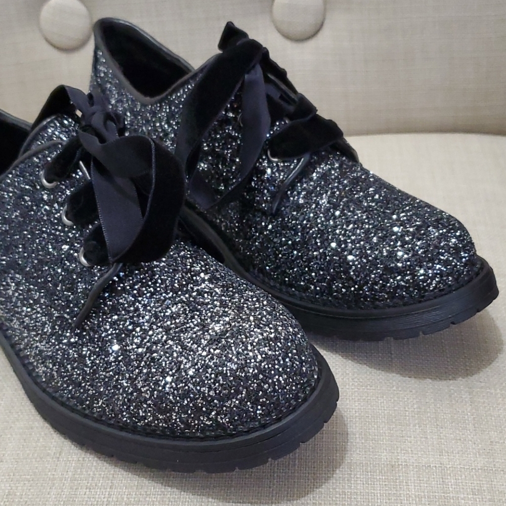 Shoes - Picture 2 of 5